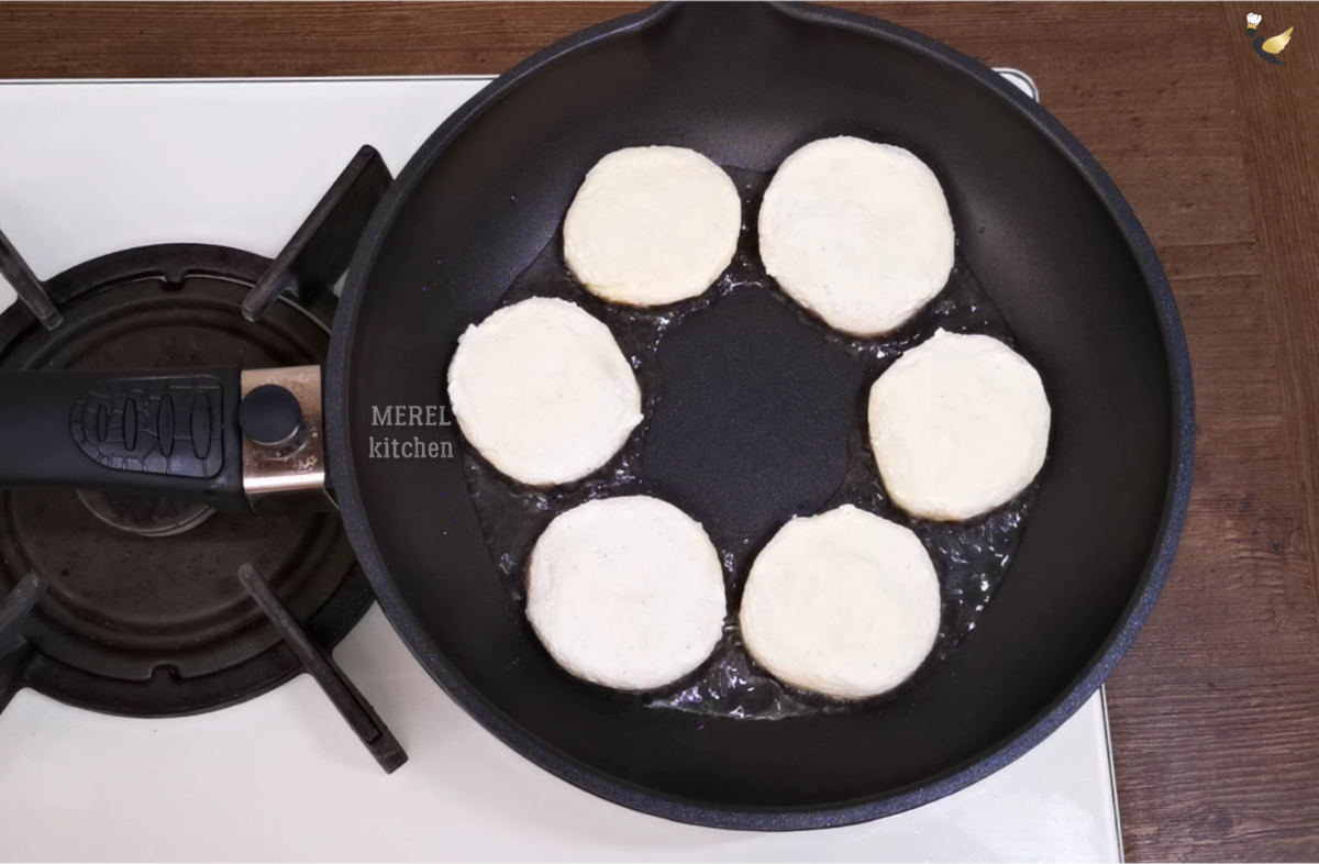 сырники разваливаются. обжарка сырников. чтобы сырники не разваливались на сковороде. сырник творожный магазинный. сырники пригорелые.