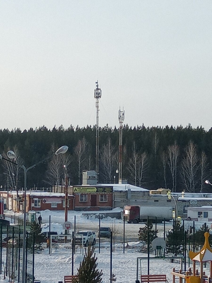 Вокруг домов зачастую стоят несколько вышек.