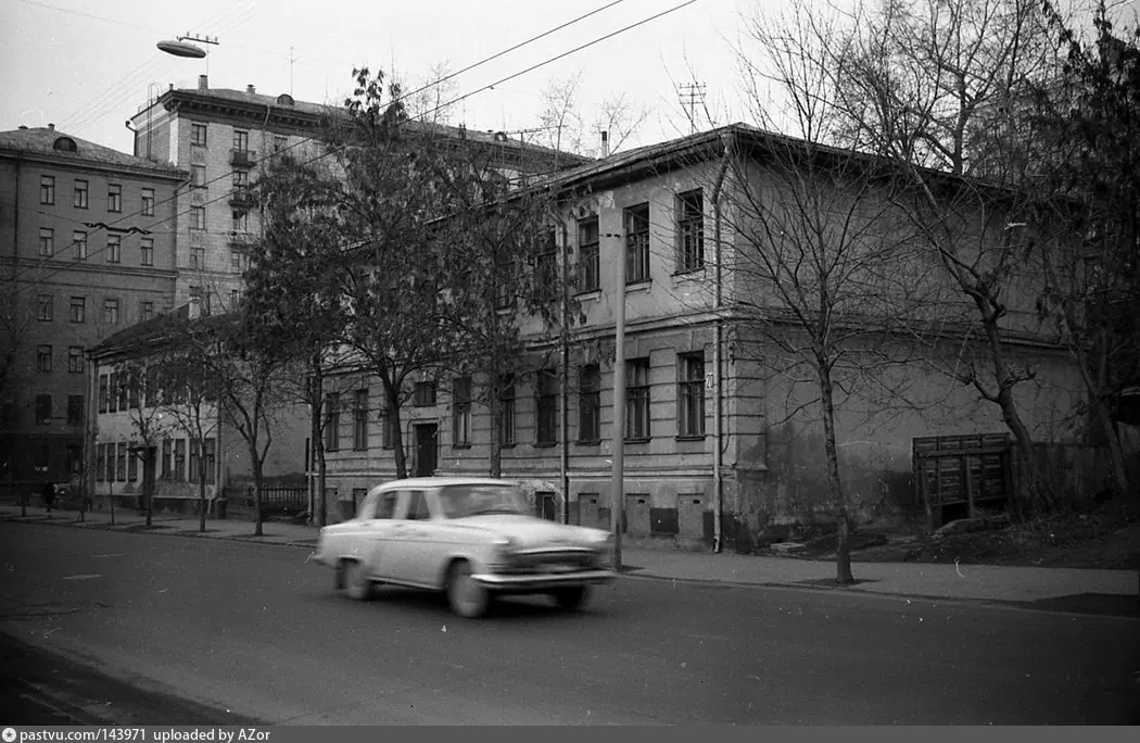 2-я Брестская. В центре снимка "дом Натрускина". Жильцы пользовались "чёрным" ходом со двора, парадные лестницы были наглухо заколочены и превращены в общие кладовки. В одной из квартир этого дома жила семья с фамилией Натрускины. Никто тогда не задумывался, что это были "уплотнённые" владельцы.Автор фото и пояснений: AZor.