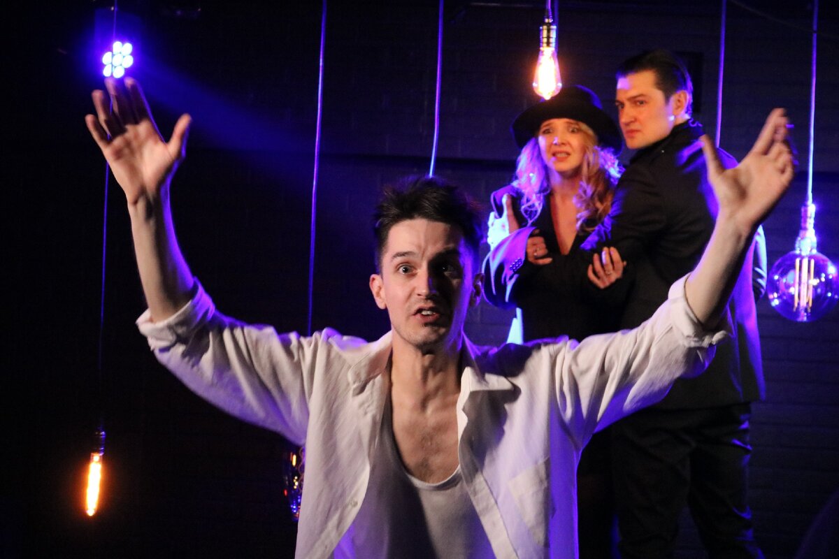 Арт-кафе. Театр на Юго-Западе. Спектакль Я. Исполнители: Егор Кучкаров, Алина Дмитриева, Андрей Кудзин. Фото: Art&Culture Яндекс.Дзен