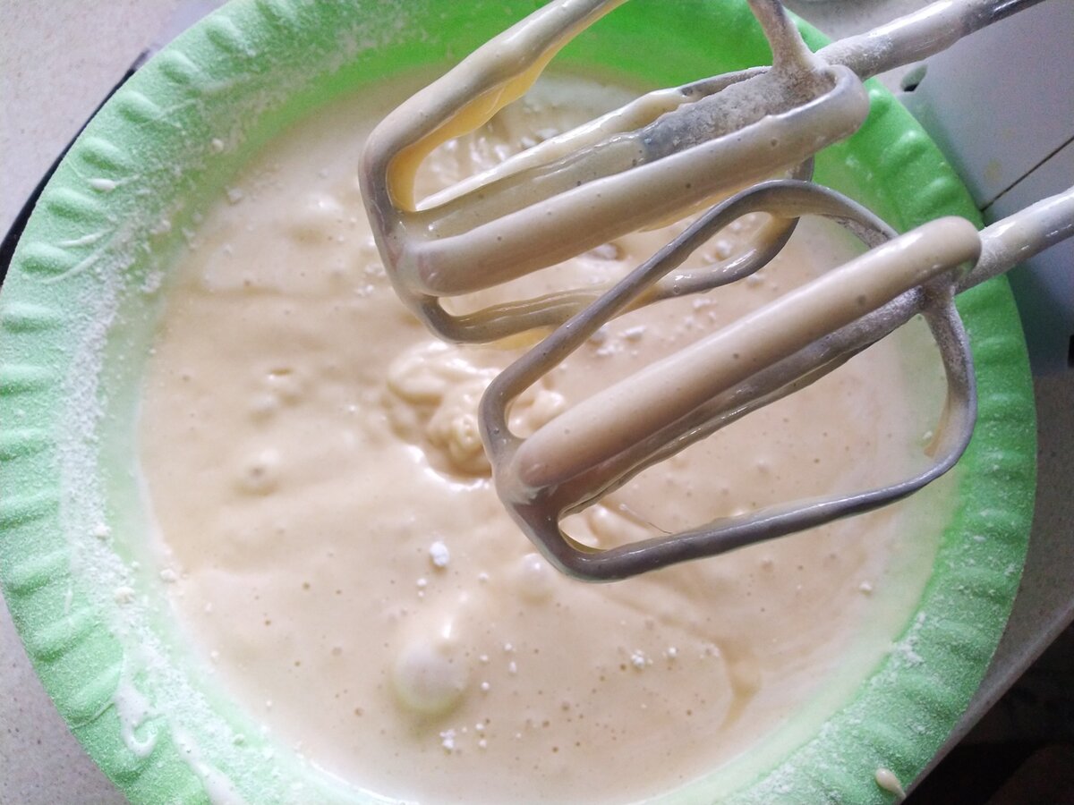 Взбили яйца, добавили маргарин и потихоньку вмешиваем муку. 