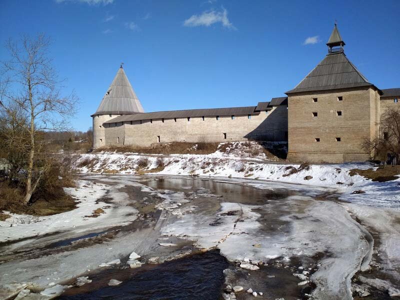 Погода на старой ладоге. Крепость на Ладоге и Волхове. Ладога крепость. Староладожская крепость. Музей заповедник Старая Ладога.