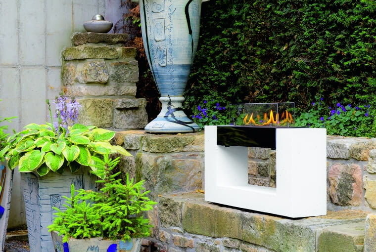 Черный и белый - универсальное сочетание; такой камин придаст саду современности.