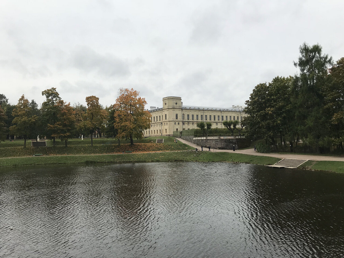 Дворец в парке