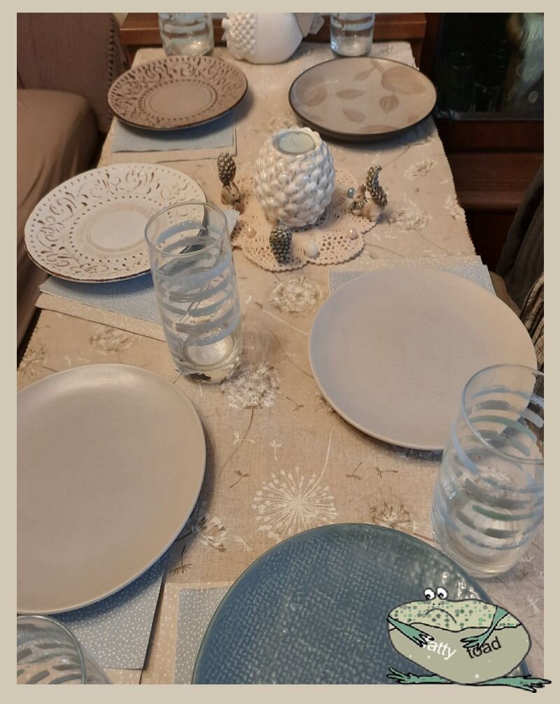 У пяти человек только две тарелки повторяются. Голубая "поддерживает" полоски на стаканах.  Всё куплено в разных местах (тарелки "Икеа", "Ашан", "Пятерочка", стаканы эти есть сразу в нескольких магазинах.)