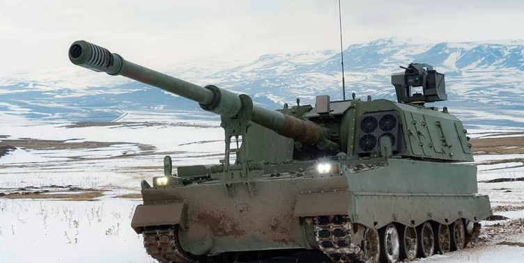Модернизированная САУ T-155 Fırtına 2.  На фото видна система кондиционирования воздуха слева от орудия и на башне боевой модуль (Фото Defence.pk)