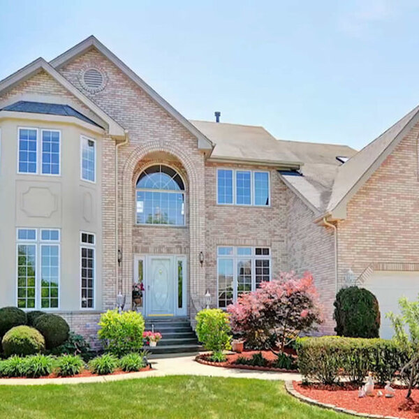 Цветовая палитра для дома, состоящая из разных оттенков одного и того же цвета. Выбирается любой понравившийся цвет, для разных частей дома берутся разные оттенки. Например, для кровли следует взять самый насыщенный, для деталей на фасаде немного светлее, для стен самый светлый оттенок. Этот вариант беспроигрышный, вы не ошибетесь.