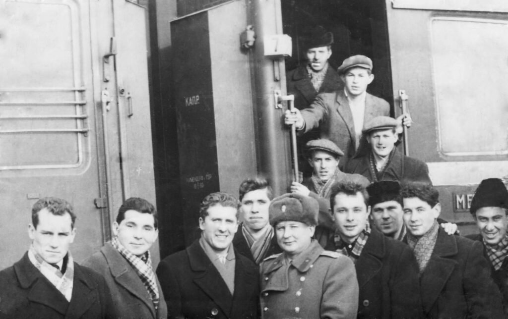 1961 г. Хоккеисты СКА на перроне вокзала Куйбышева. Слева направо, верхний ряд: Дёмин, Вяткин, Лазарев, Никулин; нижний ряд: Ванявкин, Шигабутдинов, Ловков, Ро­манов, подполковник Братухин — начальник СКА-16, Брыкин, Гусев, Плотников, Салахутдинов.