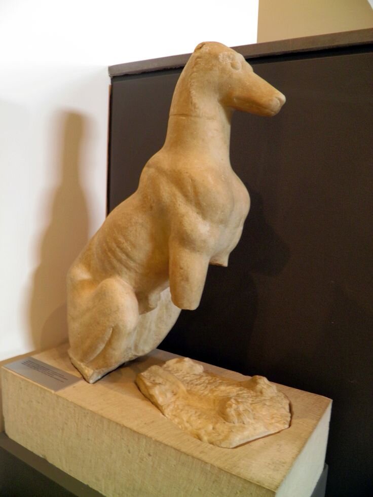 Мраморный собака, вероятно, часть из надгробного памятника, середина 4 в. До н.э., найти с восточной области кладбище, Археологический музей, Пелла