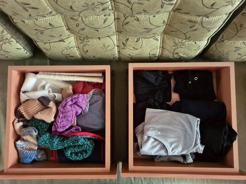 Как будто вещи из гардероба двух разных людей) В одном ящике всё цветное, в другом - черно-серое