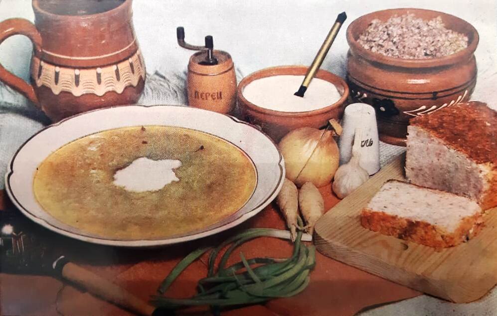 Капуста квашенная 125 г, морковь 20 г, петрушка 5 г, лук репчатый 20 г, томат-пюре 25 г, мука 5г, маргарин столовый 15 г, сметана 25 г, зелень 5 г, лавровый лист, чеснок, соль, перец по вкусу.