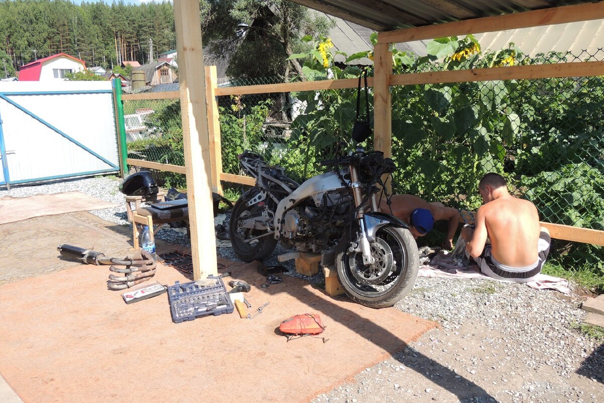 Помогал брат