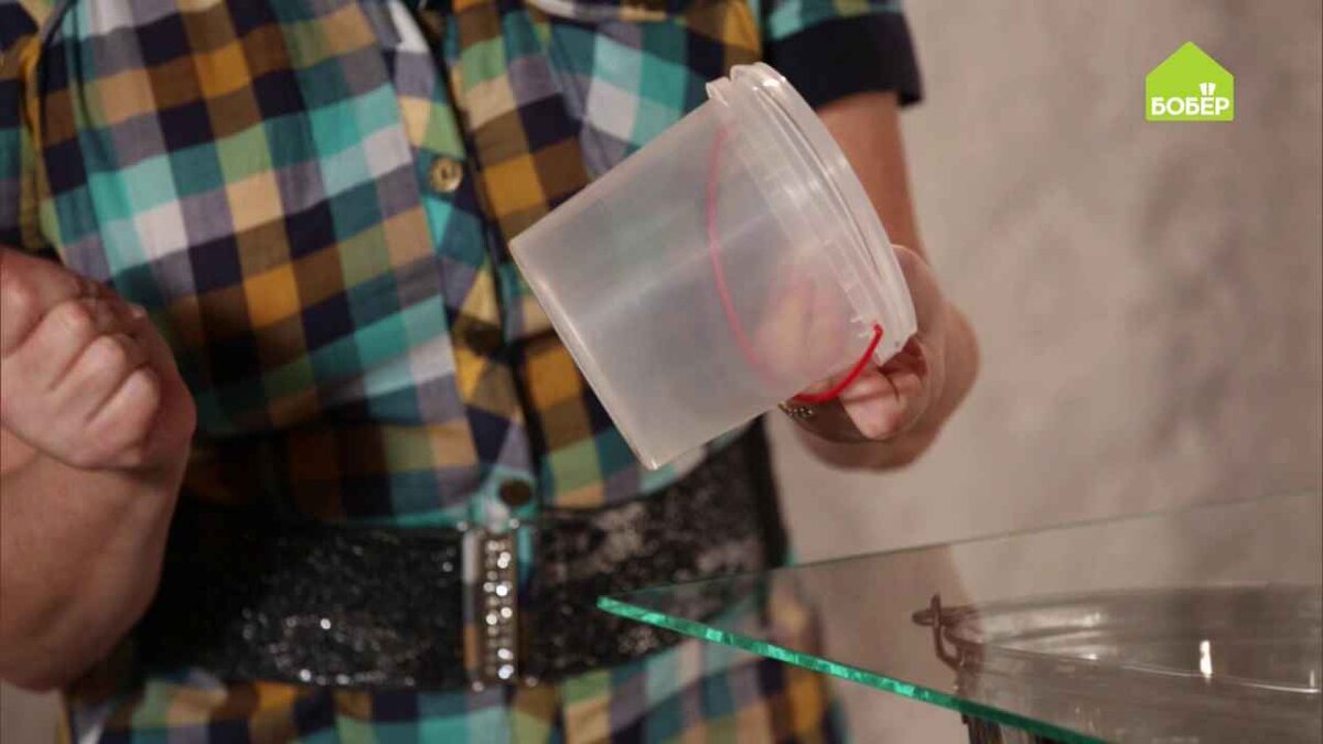 Очень удобно сажать черенки хвойных растений в прозрачное  пластиковое ведёрко с крышкой. Последняя обеспечит парниковый эффект, а  за счёт того, что ведро прозрачное, будет хорошо видно, как черенки  прорастают.