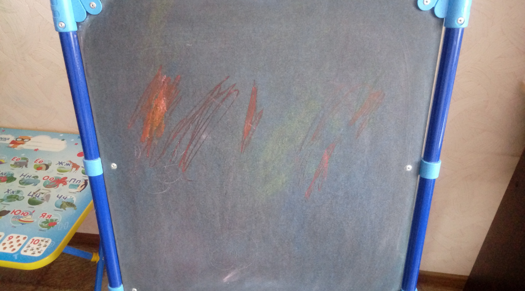 Яркие штрихи (от восковых мелков) вообще не отходят. Но как видите, следы от специальных мелков для досок даже после мытья доски тоже остаются - они видны более бледным фоном. 