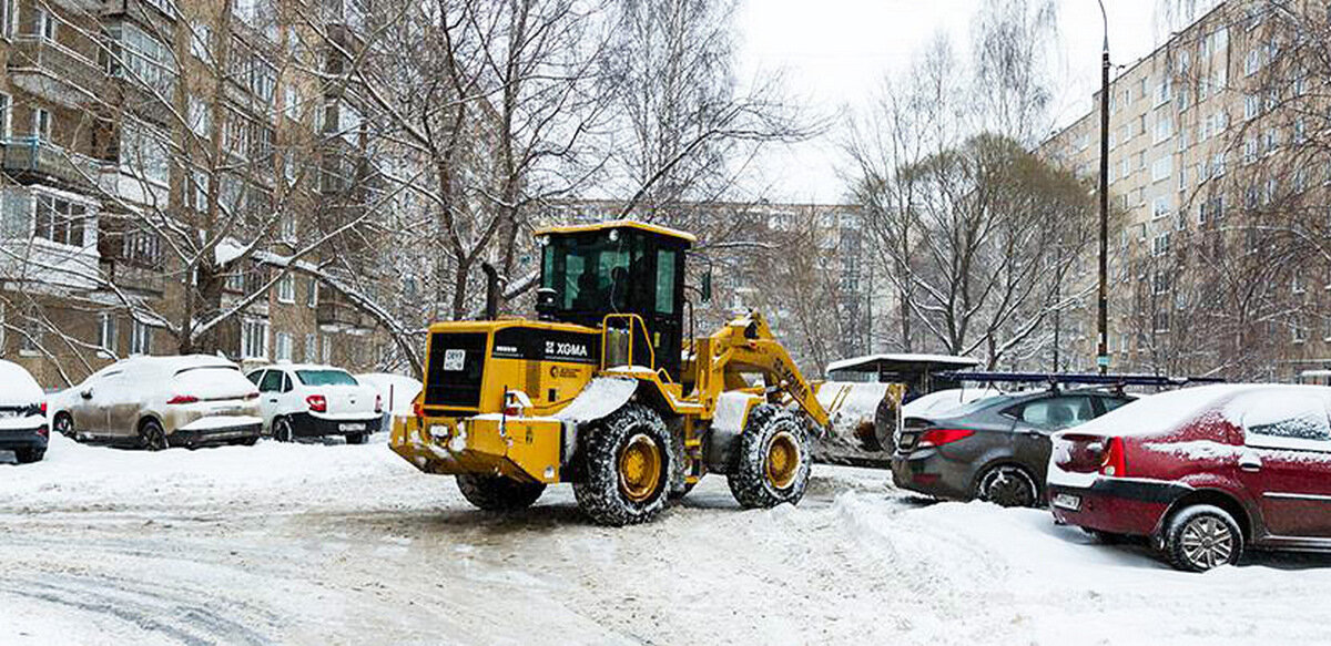 Водителям спецтехники зачастую приходится работать в стесненных условиях во дворах многоквартирных домов