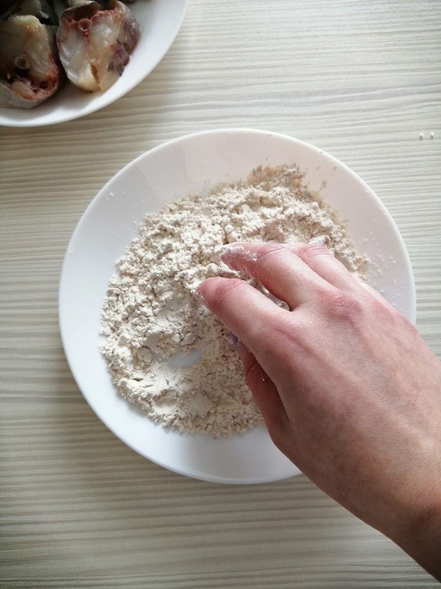 Соль смешиваем с мукой.