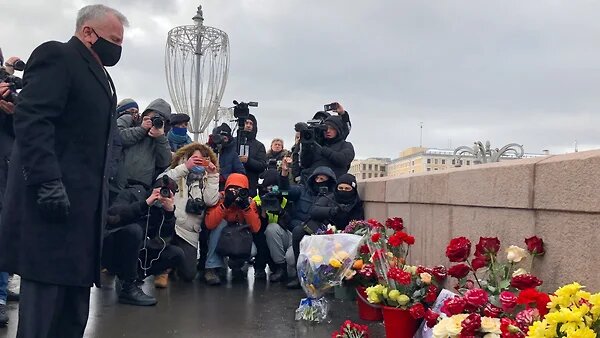Посол США почтил память погибшего Бориса Немцова, возложив цветы на месте его убийства.