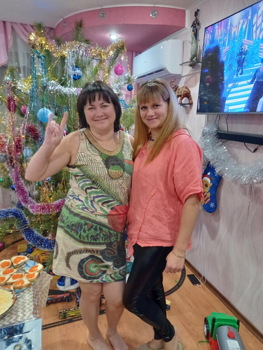 Это мы с соседкой на Новый год у них дома