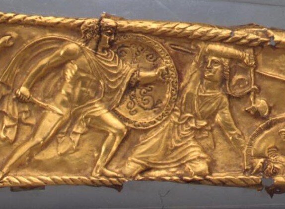 Бой грека (слева) с скифом (справа). Фрагмент ножен скифского меча.