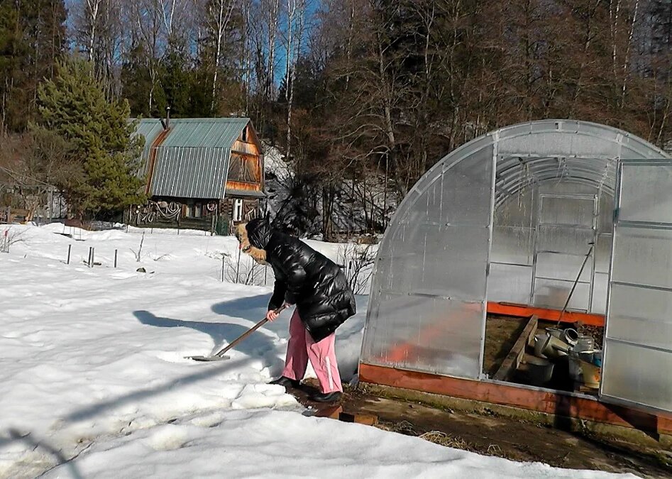 Искусственный снег для обсыпки. Снег из соли. Искусственный снег для декора. Растопка снега для воды. Периодически утаптываем снег в приствольном кругу.