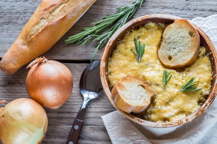 Как приготовить луковый суп без противного запаха: 5 аппетитных рецептов.