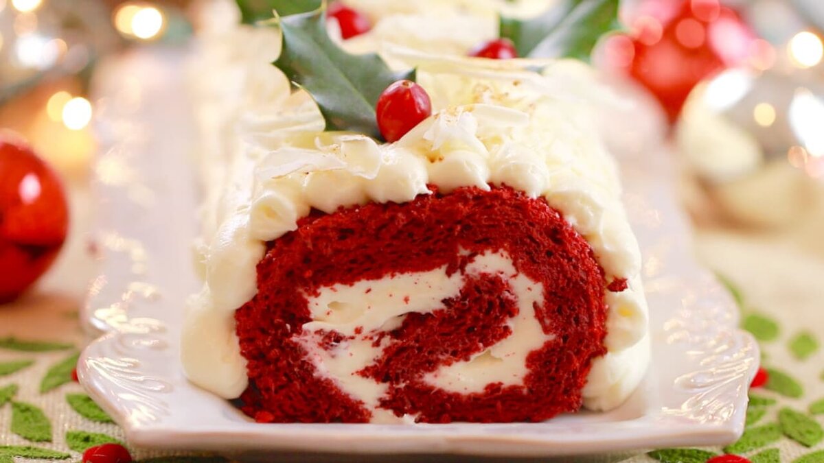 Узнайте, как приготовить мой восхитительный рецепт торта Red Velvet Roulade с глазурью из сливочного сыра, из которого получится прекрасный и впечатляющий десерт на праздники!