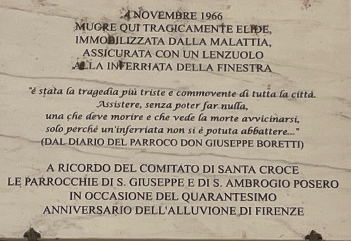 Мемориальная табличка, рассказывающая о смерти Элиды