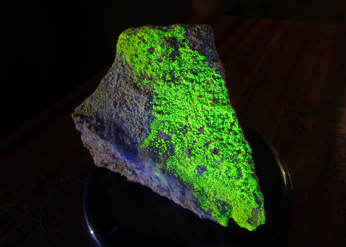 Минерал натроциппеит. Фото в УФ-свете.