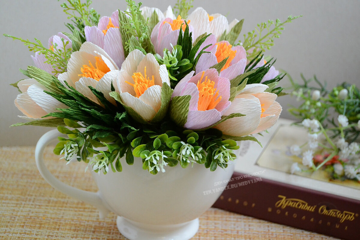 Делаем яркий букет из весенних крокусов с кон��етами (цветы из гофрированнойбумаги)