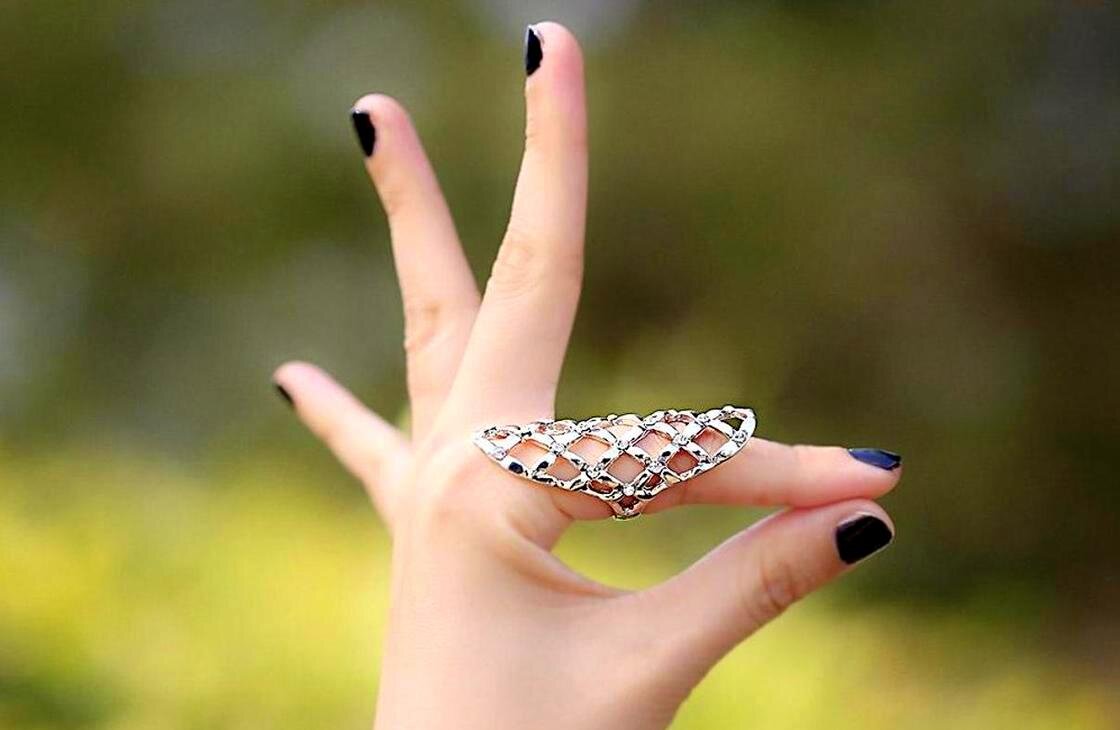 Носить кольцо на указательном пальце женщине. Кольцо на указательном пальце. Красивые кольца на указательный палец. Перстень на указательном пальце. Кольцо на руке.
