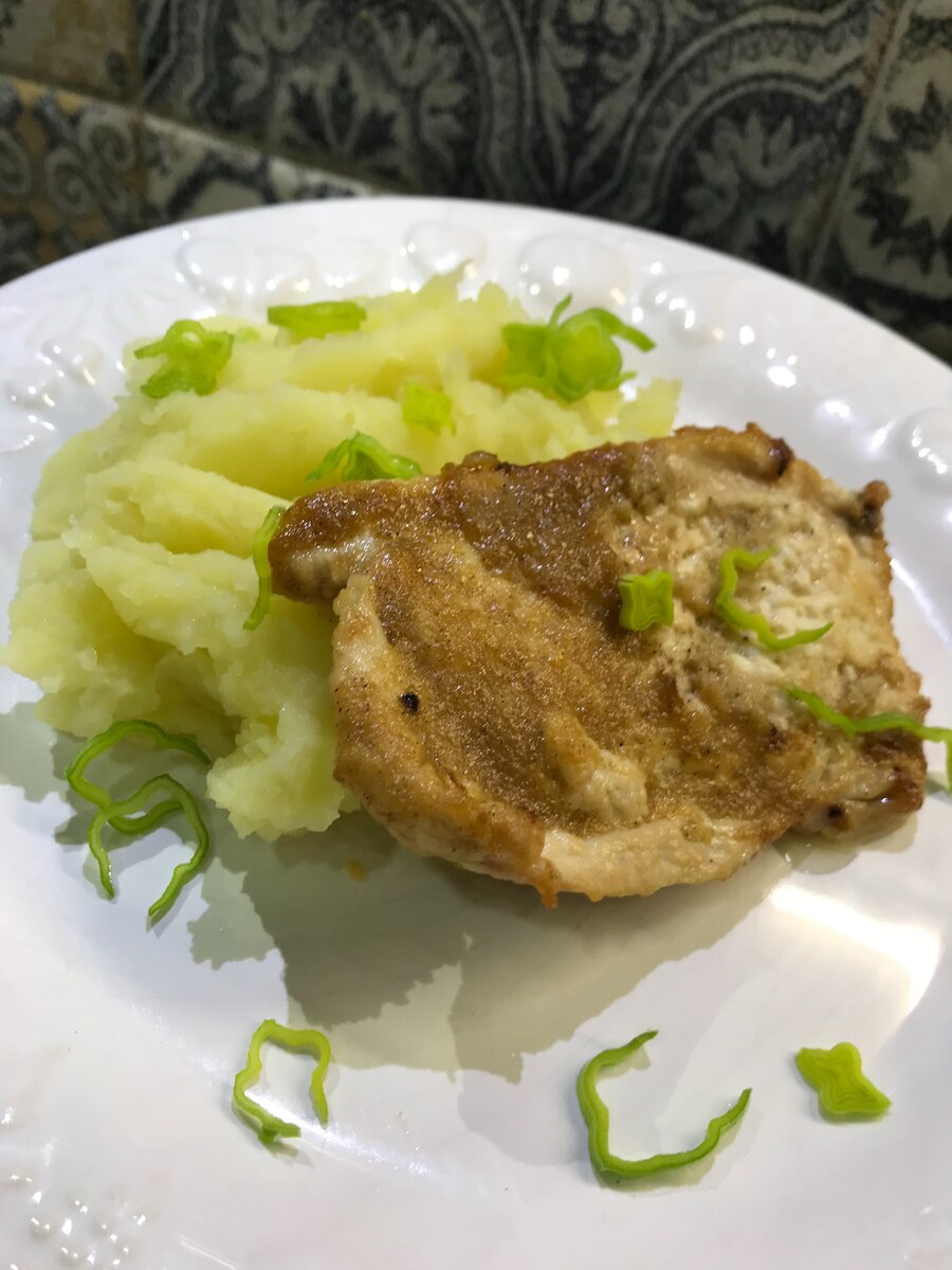нам понадобится
куриная грудка
горчица
растительное масло
мёд
лимонный сок
соль