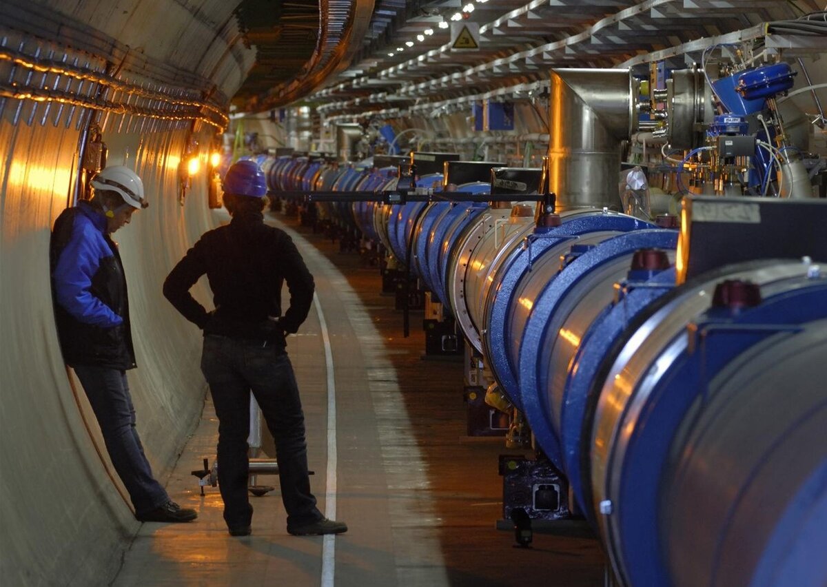 Современные физики в чём-то проявляют детское мышление, разгоняя частицы в своих коллайдерах, сталкивают их и пытаются узнать из чего они состоят