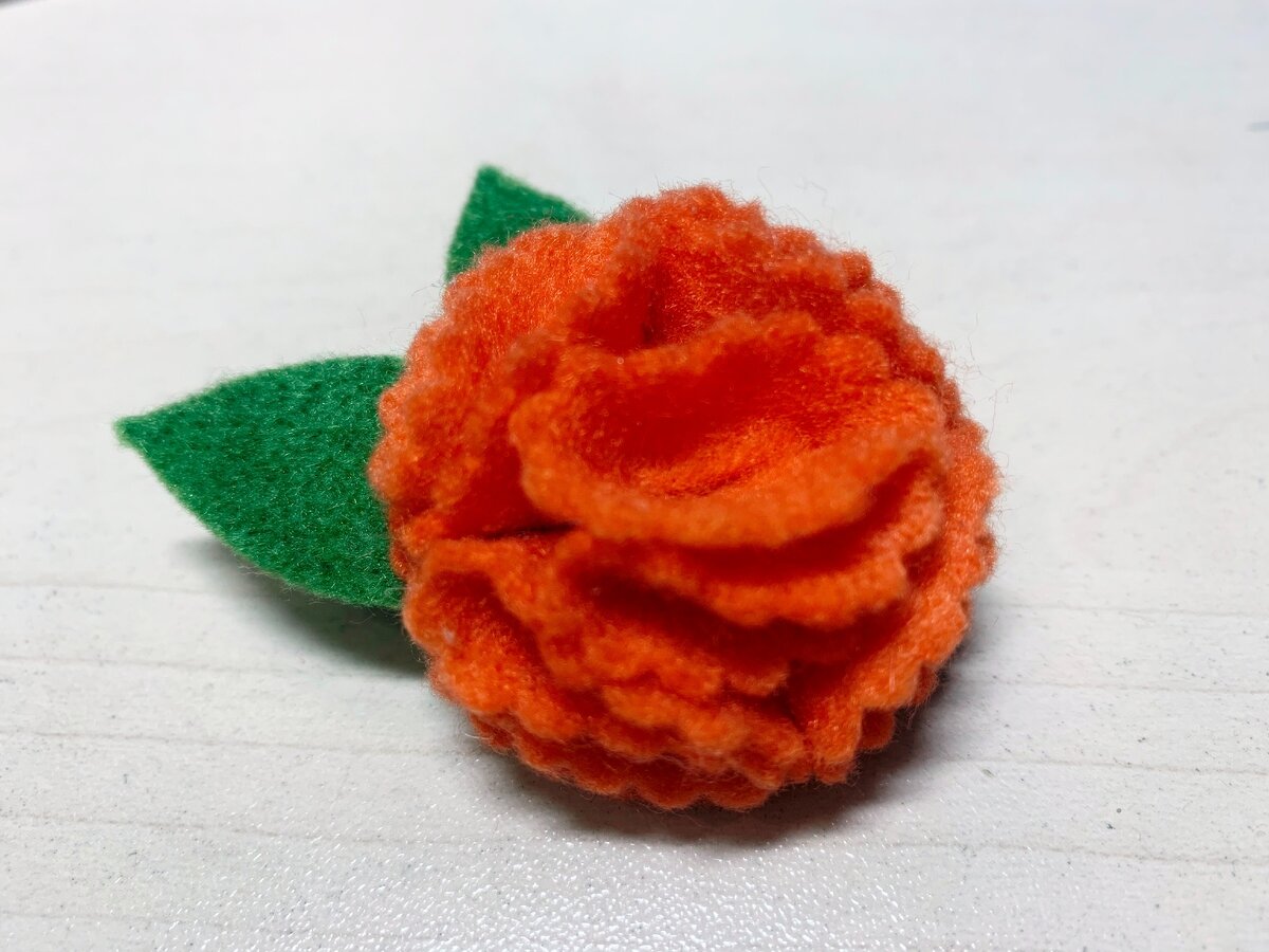 Гвоздика из фетра. По видео мастер-классу Оли Дворяновой.