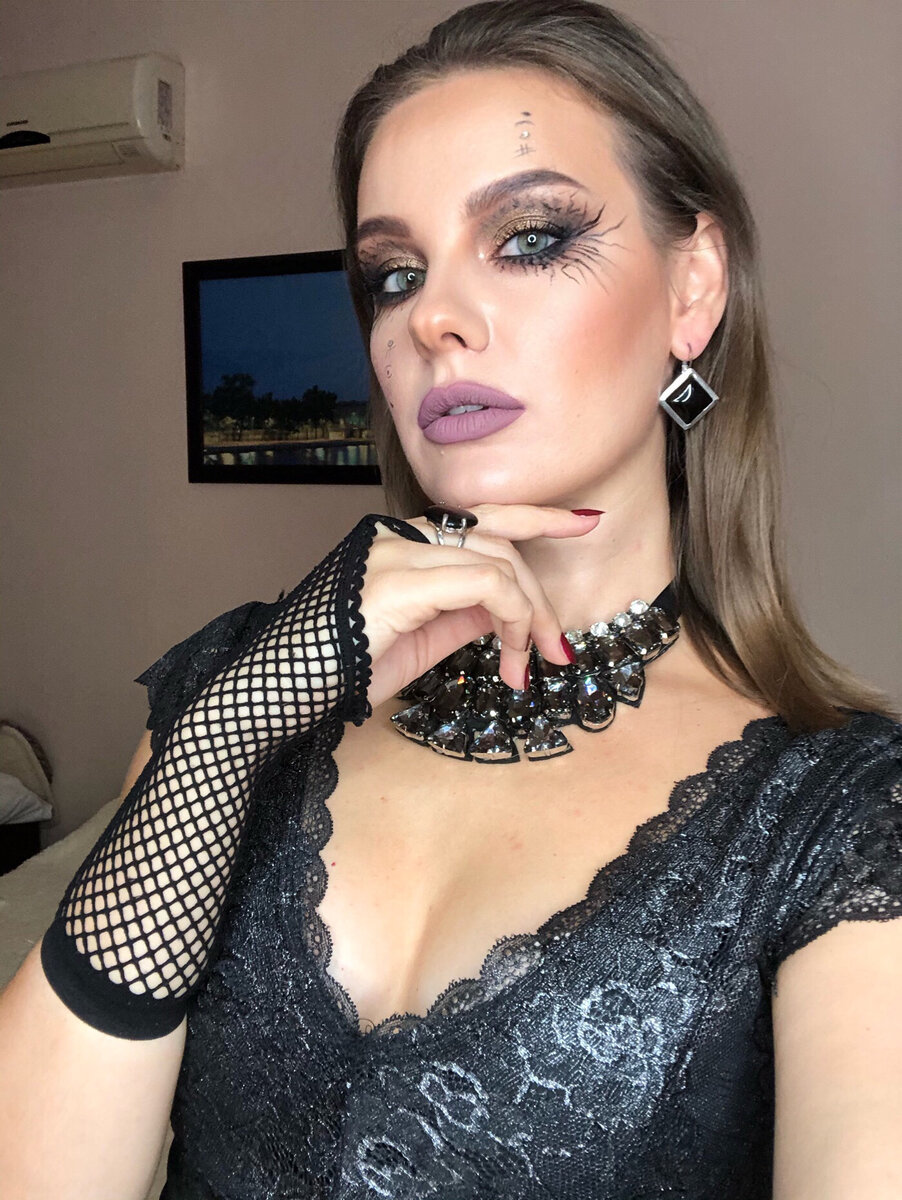 С таким макияжем- точно сектантка, а он кстати на Хэллоуин 