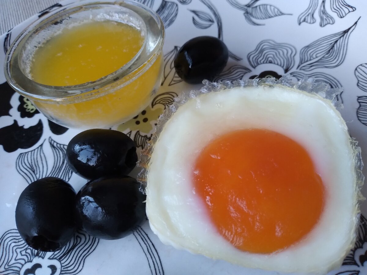 Как нельзя лучше, на мой вкус, из всех видов хлеба с яйцом пашот гармонируют кусочки разломанного багета.
