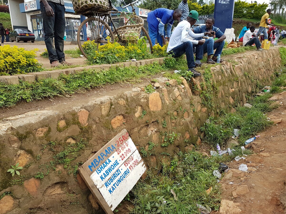 Отсюда отправляются маршрутки. Форт-Портал, Уганда, Африка