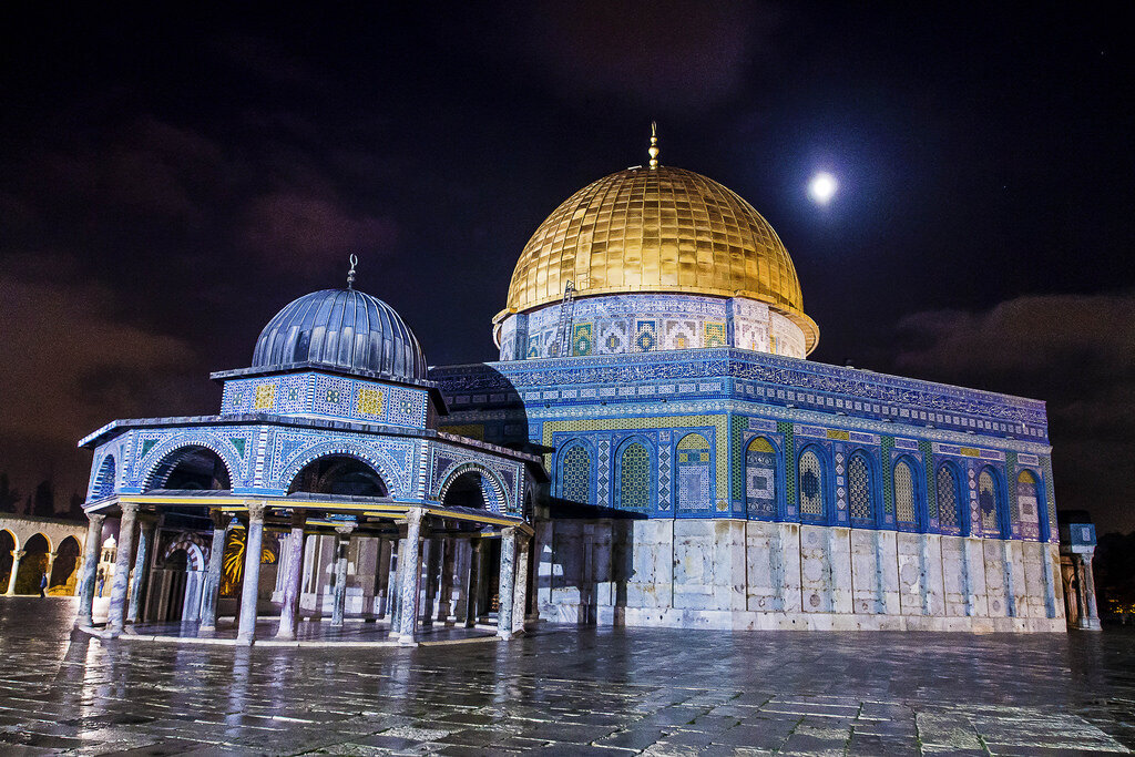 Η εβραϊκή θρησκεία ήταν πάντα πολύ συγκεντρωτική.  Ήδη οι πρώτοι ιδρυτές του κατέγραψαν έναν κατάλογο κανόνων για τη λατρεία και υπέδειξαν ποιος έπρεπε να τα έκανε όλα αυτά.-3