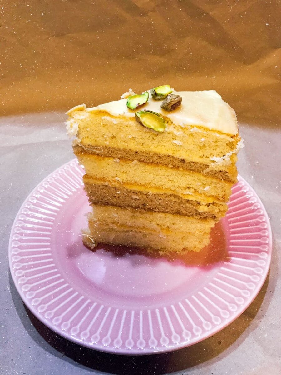 Режу каждый корж по этому рецепту на 2 части, получается не всегда ровно. Один корж с добавлением какао.