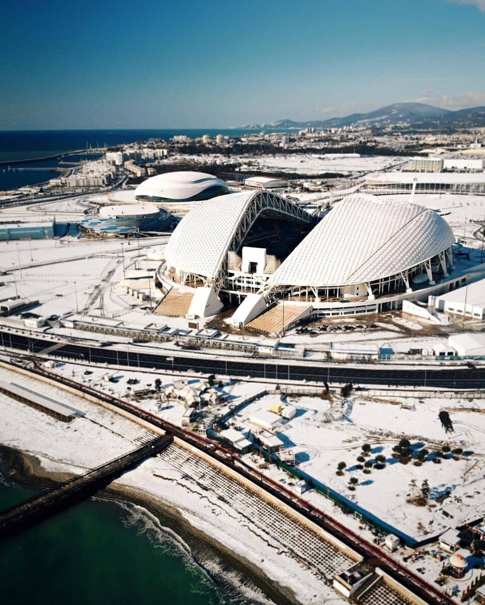 Олимпийский парк в редком снеге (фото из инстаграм @djisochi)