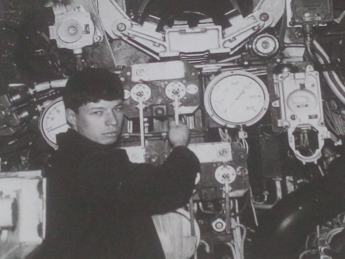  Торпеды, конечно не запускал. Так, позировал на камеру.