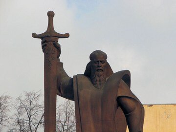 Фото из открытых источников.  Памятник в Екатеринбурге "Седой Урал"