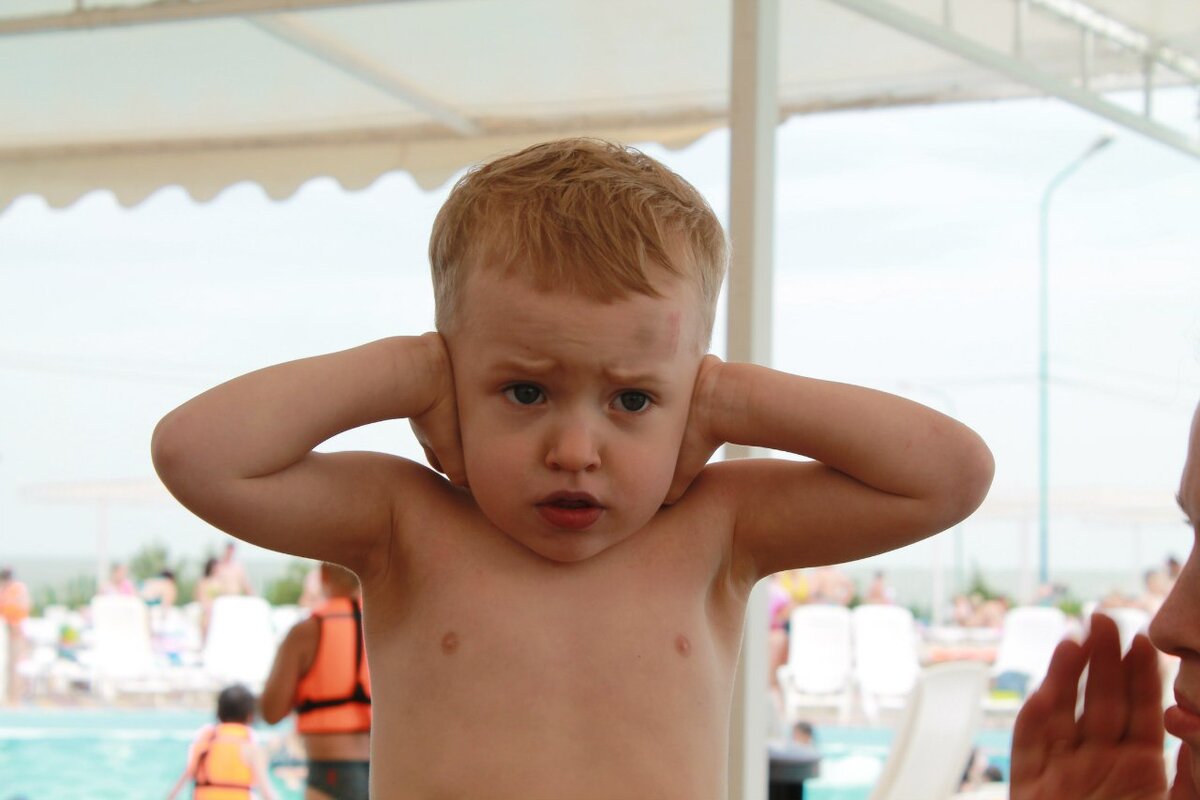 Так он реагирует на неприятные звуки, которых очень много в его жизни