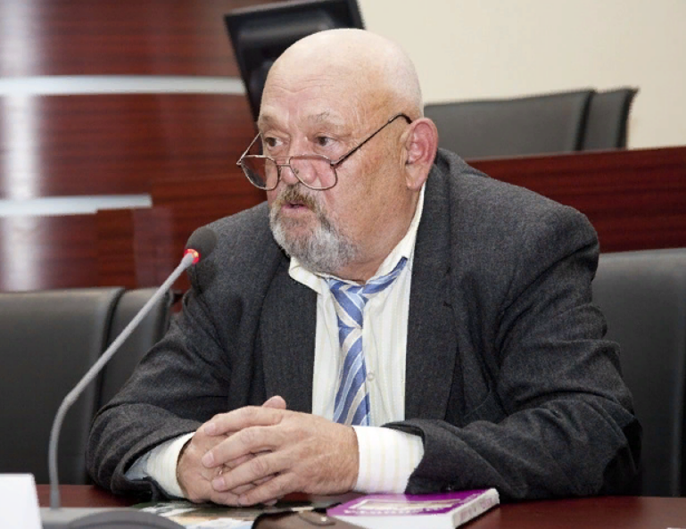 Капаев Иса Суюнович  — ногайский писатель и публицист. Народный писатель Карачаево-Черкесии. Сын классика ногайской советской литературы Суюна Капаева.