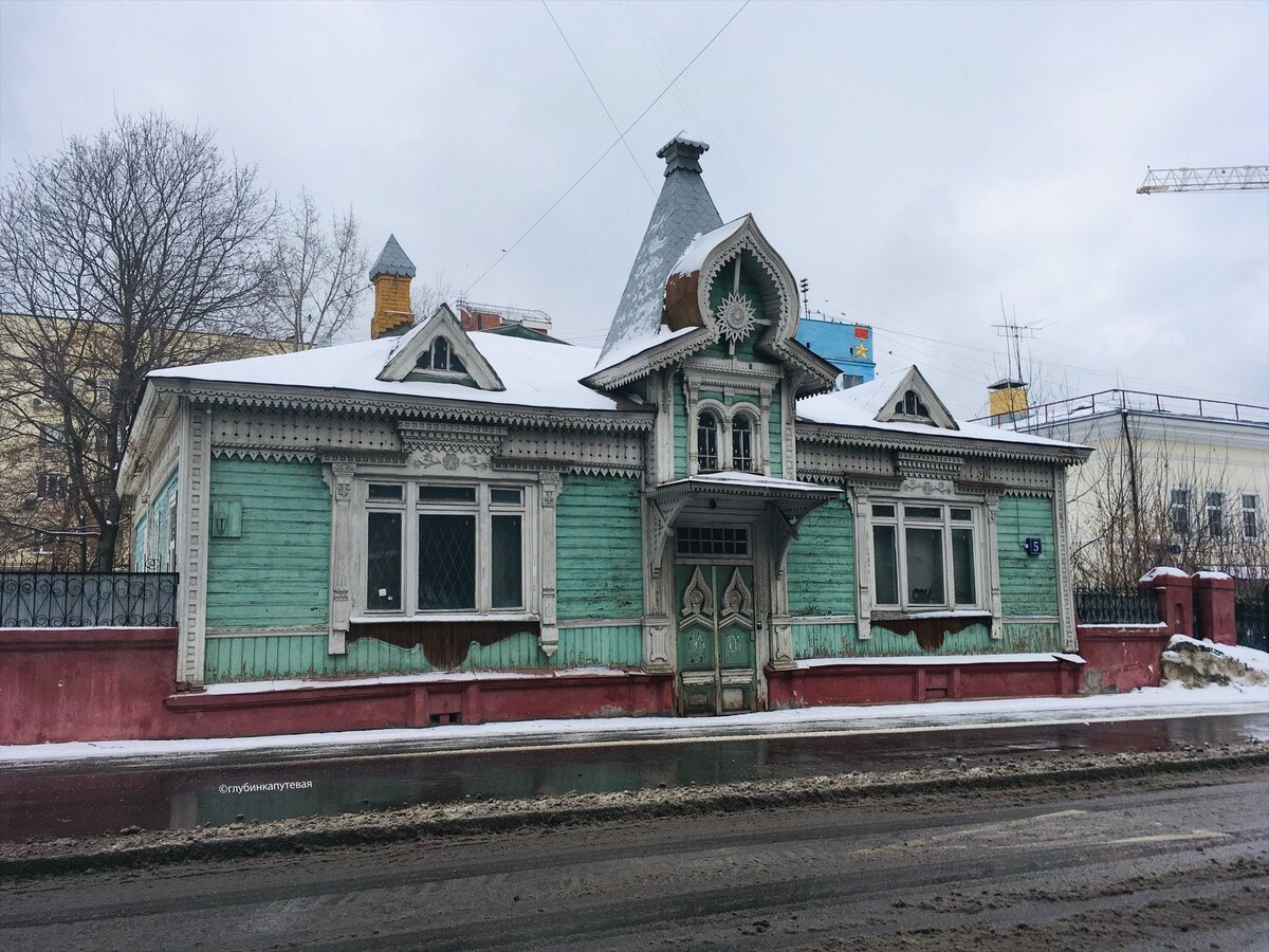 Деревянный дом на улице Гастелло в Москве