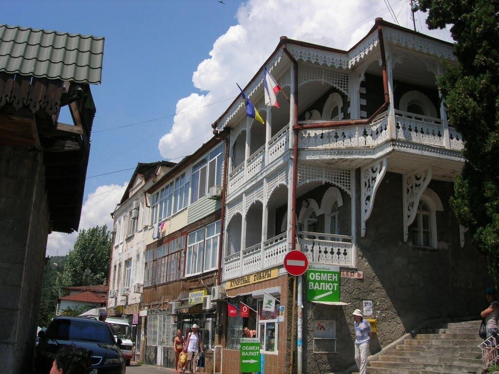 А это центр одного из райцентров Крыма—Алупки
