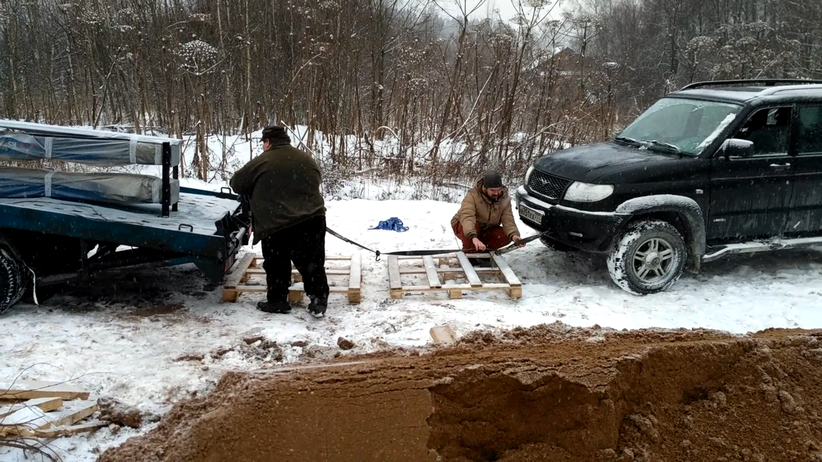 Стянул машиной подъёмник аккурат на паллеты. Далее волочил до гаража.