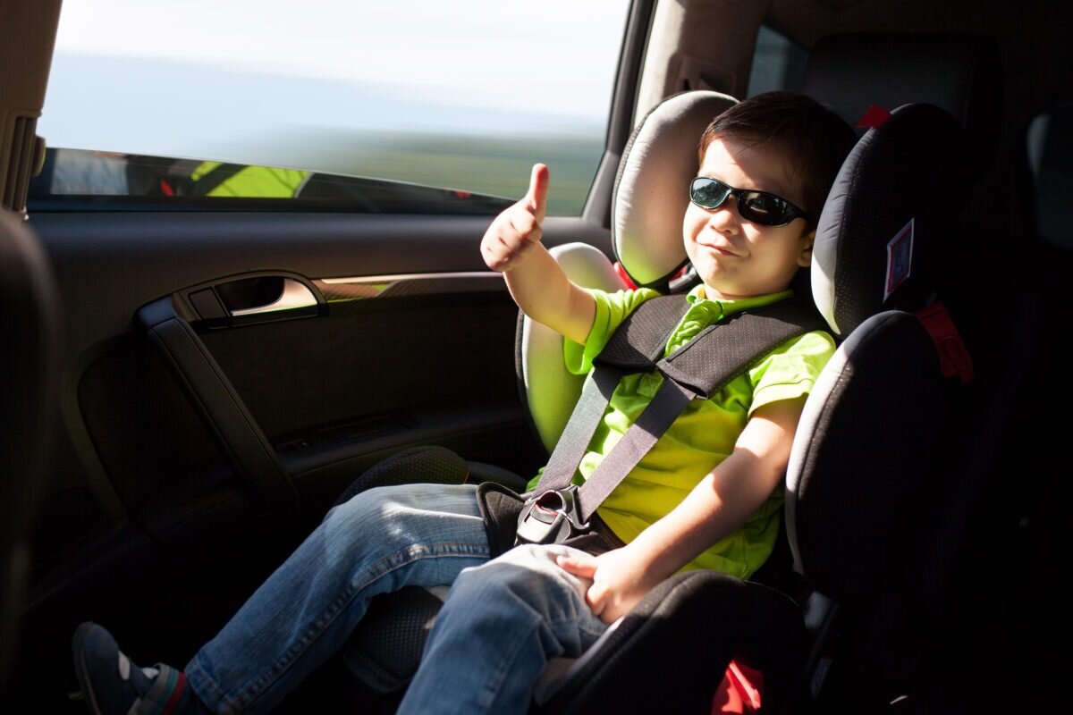 Детское кресло в машину. Машина для детей. Детское автокресло в машине. Ребенок пассажир. Водитель детского такси