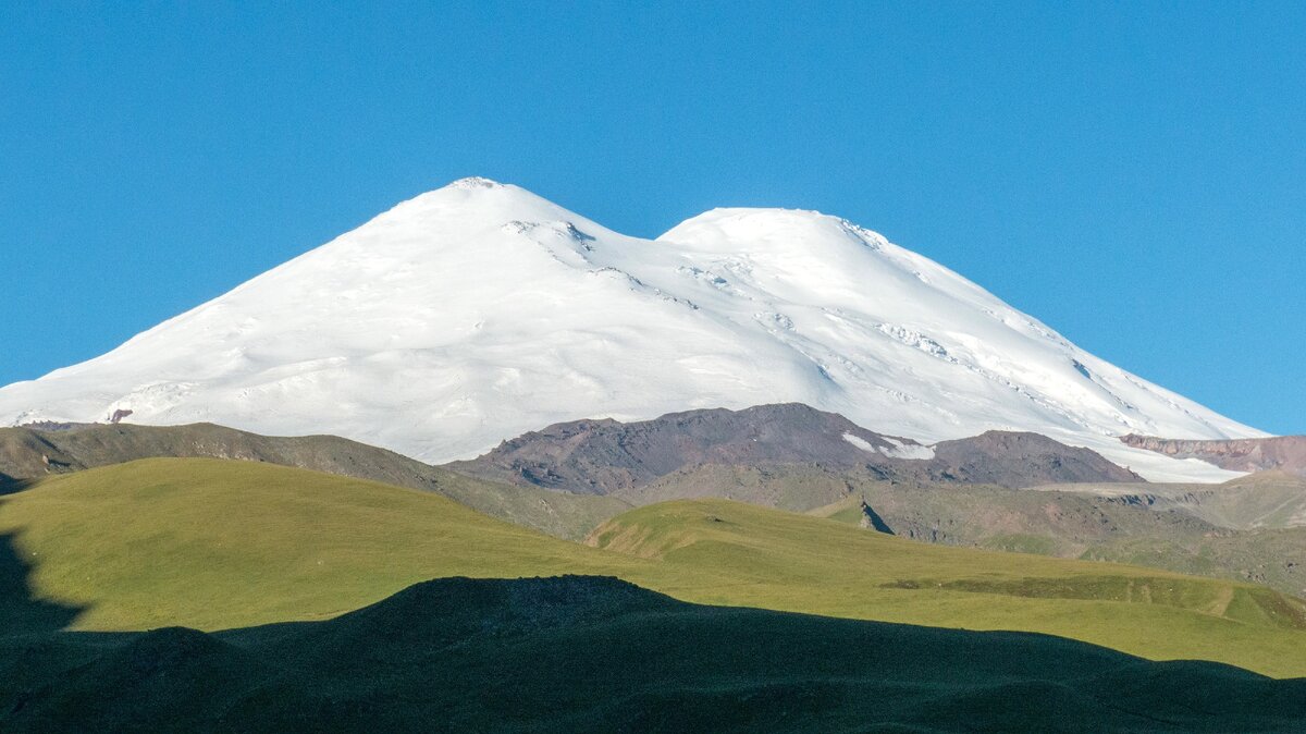 В день приезда Эльбрус был в тумане, совсем не показывался.  На второй день вышло солнце- и вот он во всей красе.