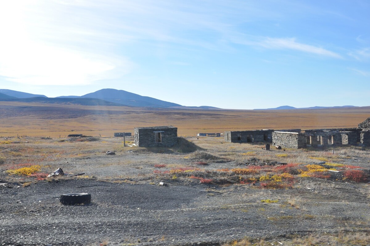 Заброшенные здания бараков вблизи урановых рудников, изображение из Яндекс.Картинки