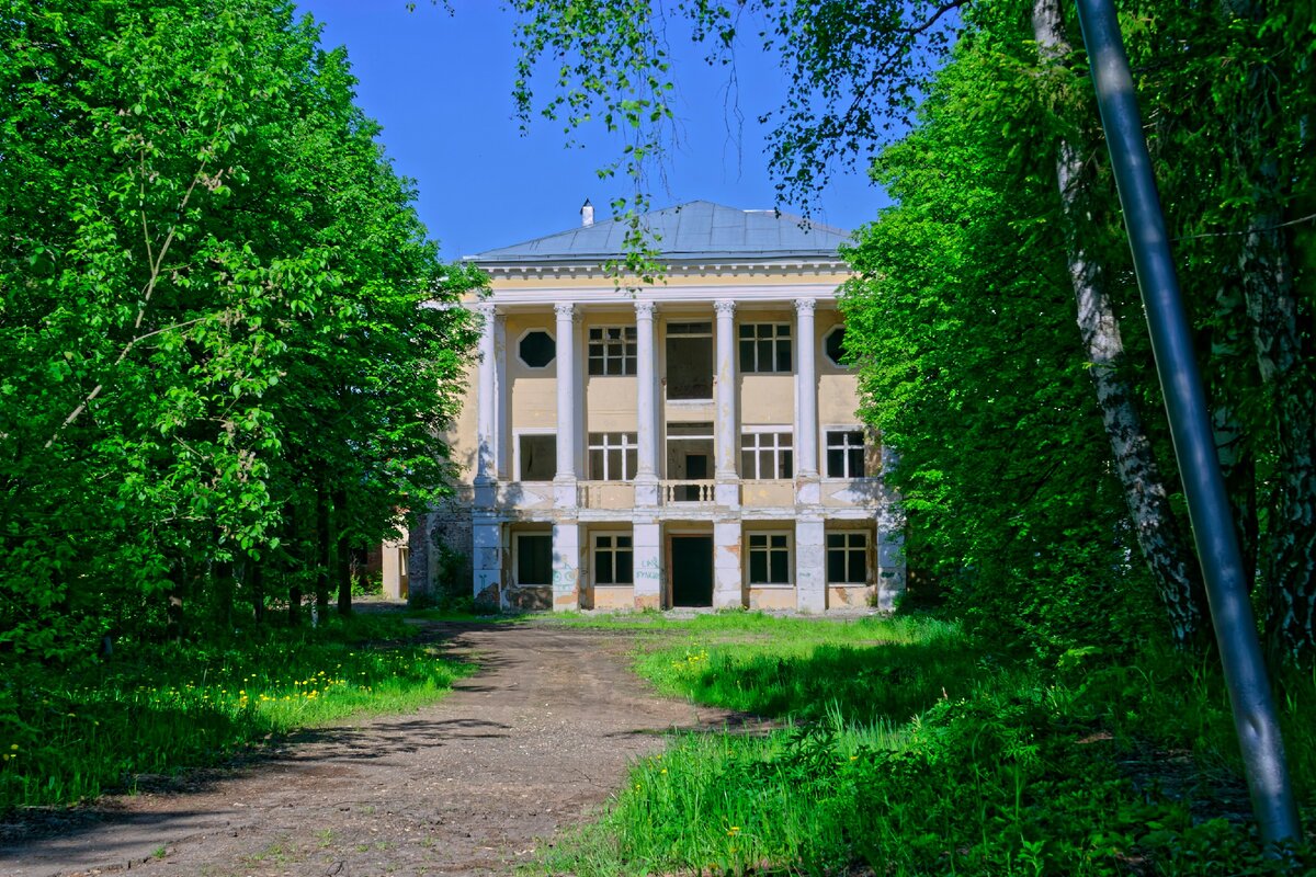 Нас встречает насквозь разграбленный корпус пансионата "Полушкино".